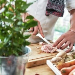 ZWILLING | PRO - Ausbeinmesser - Klinge 14cm -Küchenbedarf Discounter ABMZ140 inuse 1 e6ad