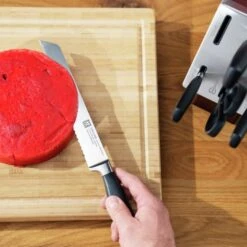 ZWILLING | VIER STERNE - Brotmesser - Mit Wellenschliff - Klinge 20cm -Küchenbedarf Discounter BRMEZ inuse 2 fc09