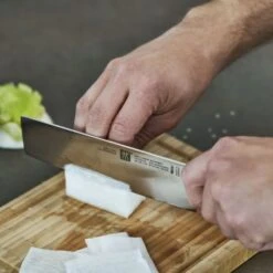 ZWILLING | GOURMET - Nakiri - Klinge 18cm 10 ZWILLING | GOURMET - Nakiri - Klinge 18cm -Küchenbedarf Discounter NAKZ180 inuse 1 b033